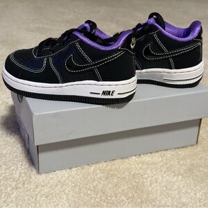 Nike Force 1 LV8 toddler shoes- black leather upper w/ vibrant purple lining